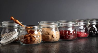 Cam kavanozlarda çeşitli Oryantal baharatlar ve otlar.