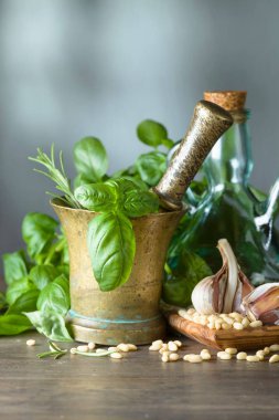 pesto için malzemeler.