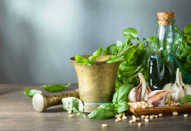 pesto için malzemeler.