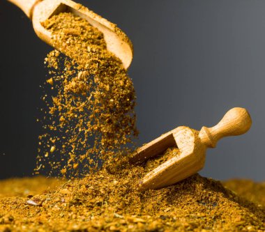 Tahta kaşık ile farklı baharat karışımı