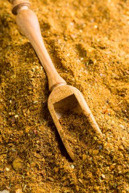Tahta kaşıkla farklı baharat karışımı