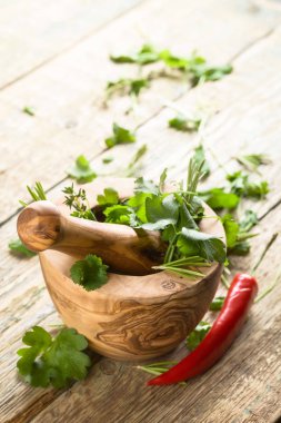 Eski ahşap bir masa üzerinde farklı otlar .