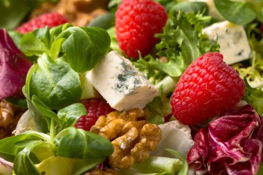 Mavi peynir, ahududu ve ceviz ile yeşil salata.