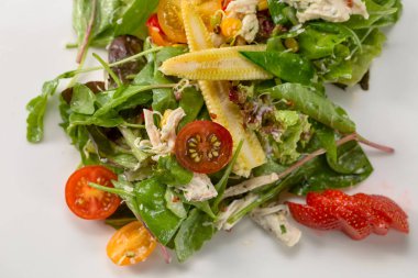 yeşil salata ile tavuk