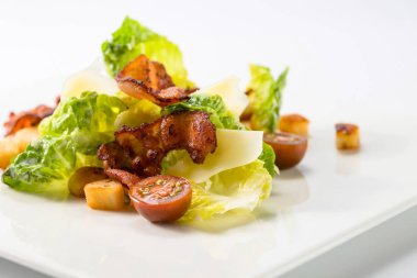 Sezar salata domates, tost ve pastırma ile.