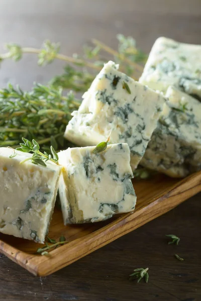 Blauschimmelkäse auf einem Holztisch . — Stockfoto