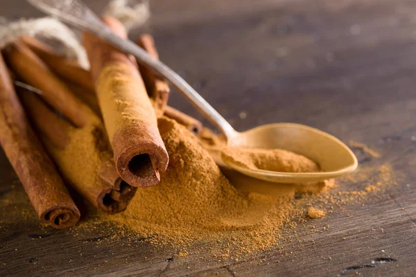 Paus de canela e pó . — Fotografia de Stock