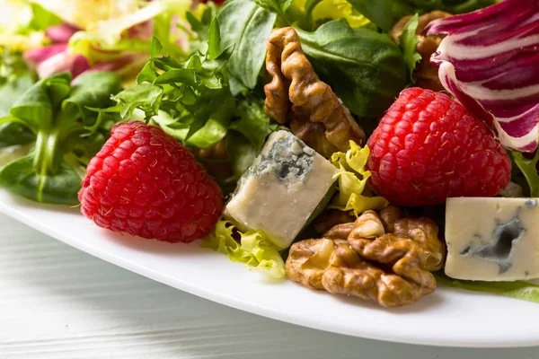 Зеленый салат с голубым сыром, малиной и орехами . — стоковое фото