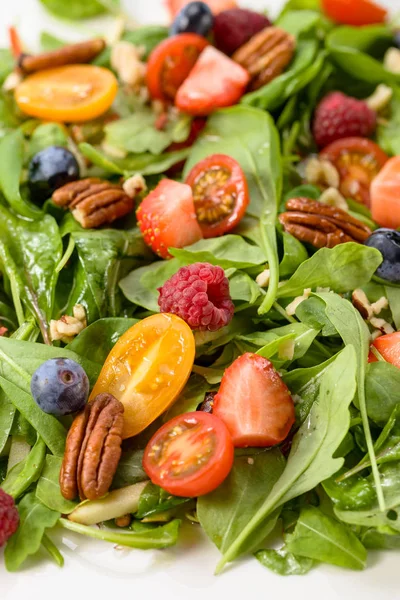Groene salade met frambozen, aardbei, bosbes en noten. — Stockfoto