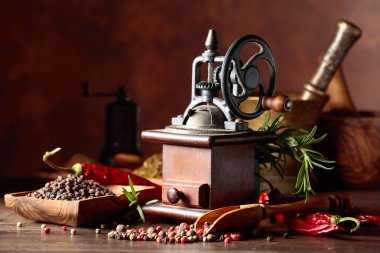 Mutfak gereçleri, baharatlar ve biberiye o ile Vintage biber değirmeni