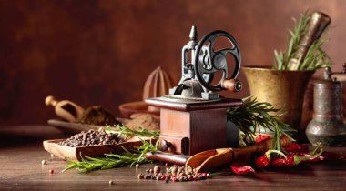 Mutfak gereçleri, baharatlar ve biberiye o ile Vintage biber değirmeni