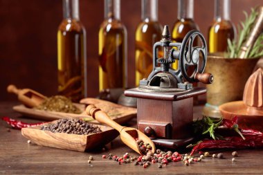 Pişirme gereçleri, zeytinyağı şişeleri, spi ile eski biber değirmeni