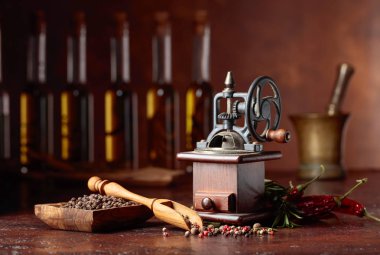 Pişirme gereçleri, zeytinyağı şişeleri, spi ile eski biber değirmeni