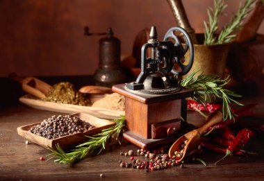 Mutfak gereçleri, baharatlar ve biberiye o ile Vintage biber değirmeni