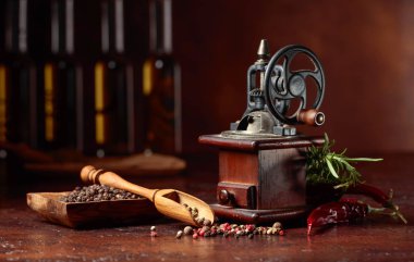 Pişirme gereçleri, zeytinyağı şişeleri, spi ile eski biber değirmeni