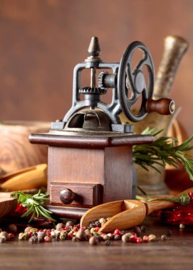Mutfak gereçleri, baharatlar ve biberiye o ile Vintage biber değirmeni
