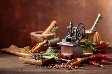 Mutfak gereçleri, baharatlar ve biberiye o ile Vintage biber değirmeni