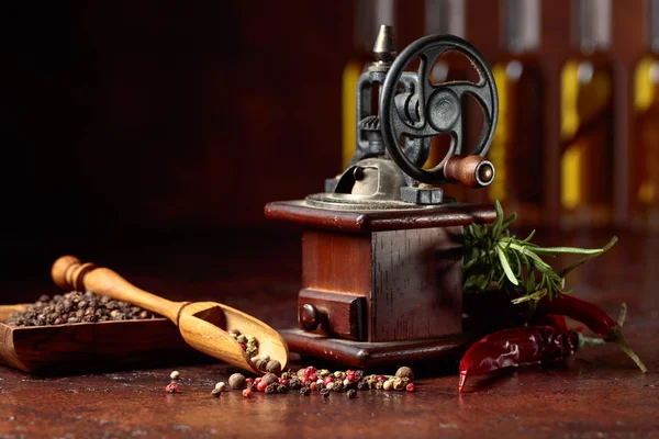 Antico macinapepe con utensili da cucina, bottiglie di olio d'oliva, spi — Foto Stock