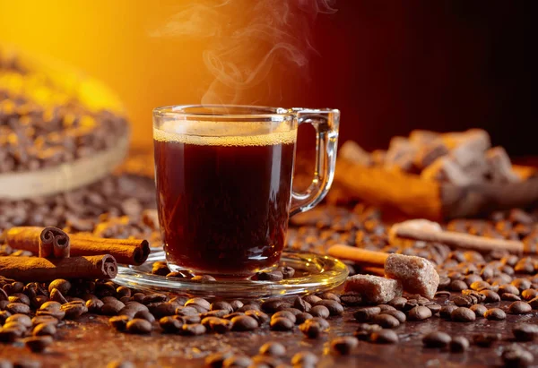 Taza de café expreso con azúcar morena y canela — Foto de Stock
