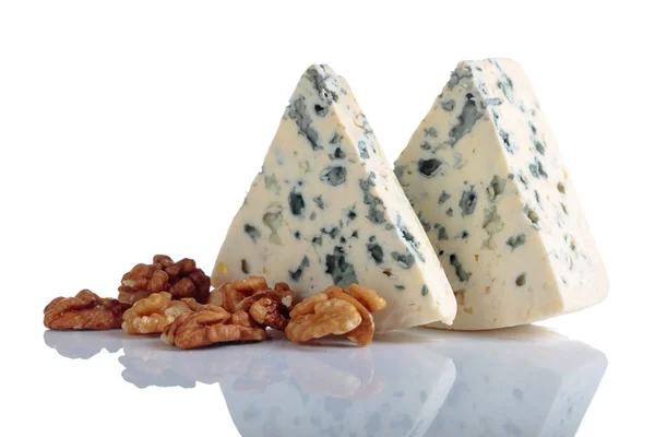 Klínek z měkkého modrého sýra se vlašskými ořechy. — Stock fotografie
