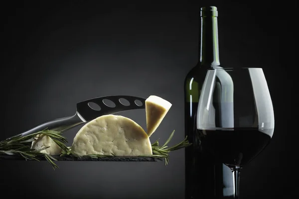 Queijo com alecrim e vinho tinto . — Fotografia de Stock