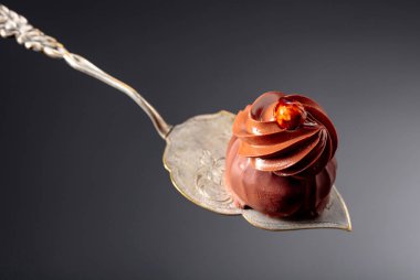 Krema ve fındık ile çikolata tatlı. 