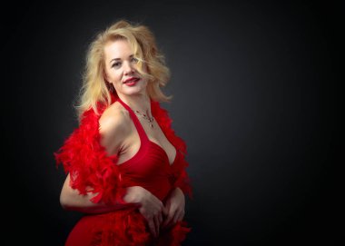 Kabarık fea ile kırmızı gece elbisesi çekici orta yaş kadın