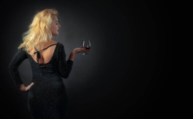  Brendi snifter ile siyah gece elbisesi güzel sarışın.