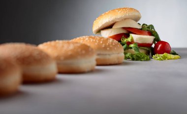 Mozzarella peyniri, domates, salata mutfak masasında ile sandviç.