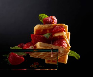 Taze ile süslenmiş çilek ve bal ile Belçikalı Waffle