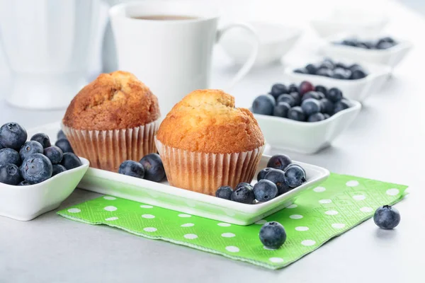 Muffins e mirtilo na mesa branca . — Fotografia de Stock