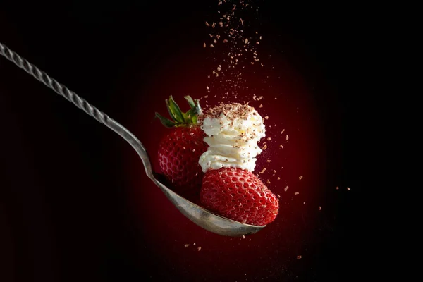 Strawberries with whipped cream sprinkle with chocolate chips. — Stock Photo, Image