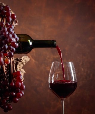 kırmızı şarap bir şişe cam içine dökme.