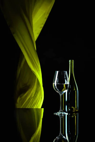 黒い反射バックグロのワイングラスと白ワインのボトル — ストック写真