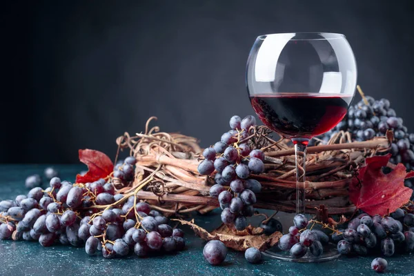 Verre de vin rouge et de raisins. — Photo