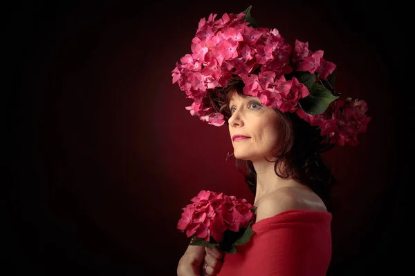 Mujer atractiva en corona con flores de hortensias de coral . — Foto de Stock