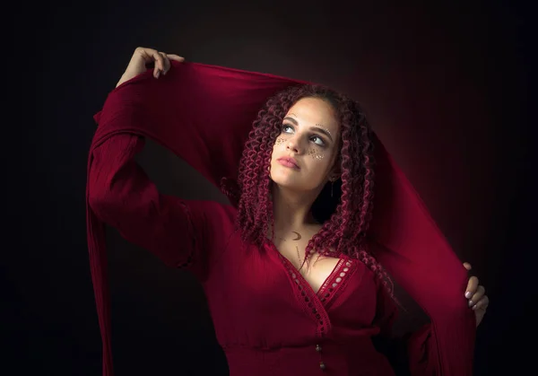 Ritratto di una giovane donna attraente in una fantasia draga rossa con cappuccio — Foto Stock