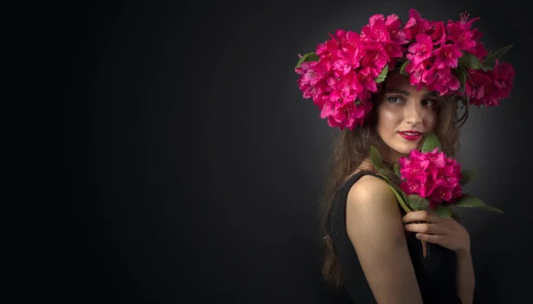 Retrato de mujer joven atractiva con pelo largo rizado y wrea — Foto de Stock