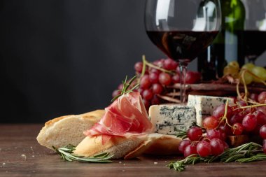 Prosciutto ile Baget, koyu bir bac üzerinde mavi peynir ve biberiye