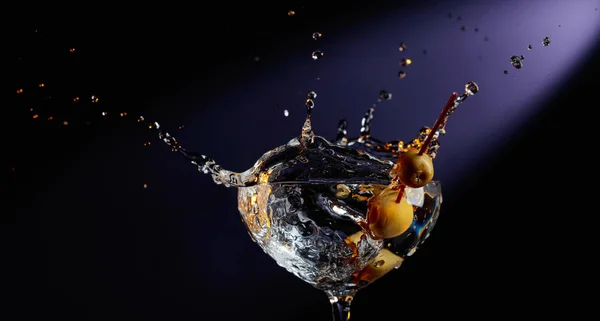 Cocktail em vidro com salpicos . — Fotografia de Stock