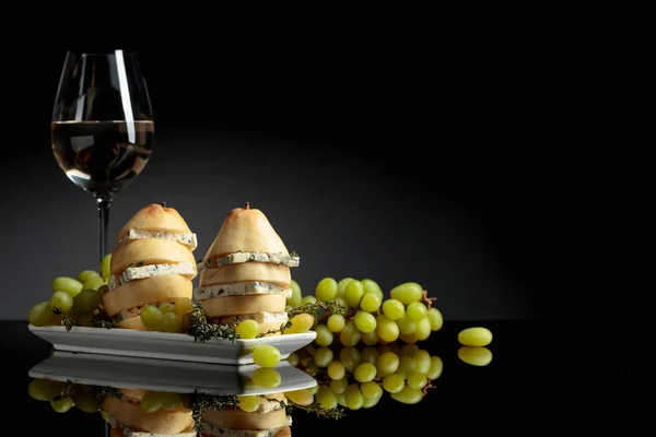 Синій сир з грушею і склянкою білого вина . — стокове фото