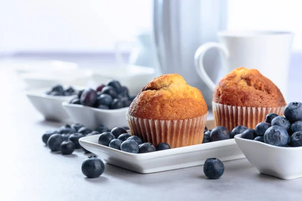 Muffins e mirtilo na mesa branca . — Fotografia de Stock