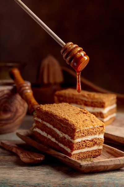 Torta al miele fatta in casa con crema . — Foto Stock