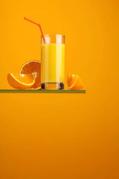 Glass of fresh orange juice with fresh fruits. — Stock Photo, Image