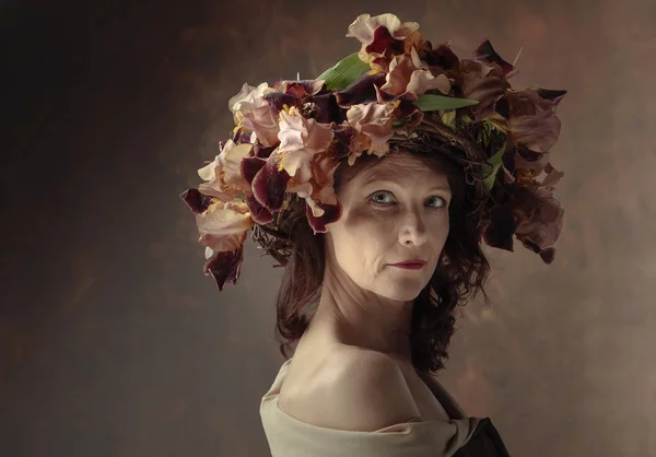 Belle femme en couronne avec des fleurs d'iris brun . — Photo