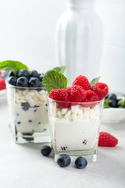 Krem, ahududu ve yaban mersini süslenmiş zekâ ile süzme peynir