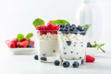 Krem, ahududu ve yaban mersini süslenmiş zekâ ile süzme peynir