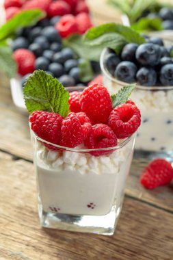 Krem, ahududu ve yaban mersini süslenmiş zekâ ile süzme peynir