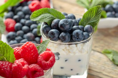 Krem, ahududu ve yaban mersini süslenmiş zekâ ile süzme peynir