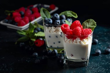 Krem, ahududu ve yaban mersini süslenmiş zekâ ile süzme peynir